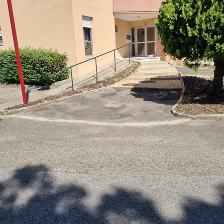 Spacieux T2, Emplacement Ideal Et Parking Prive Uzès